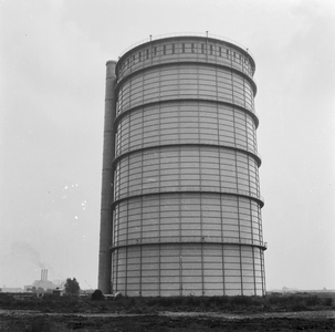 80462 Gezicht op de gashouder van het G.E.V.U. (Atoomweg 50) te Utrecht.N.B. De gashouder is in 1975 gesloopt.